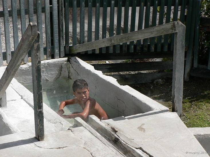 5.24- Un jeune maori dans son bain.JPG